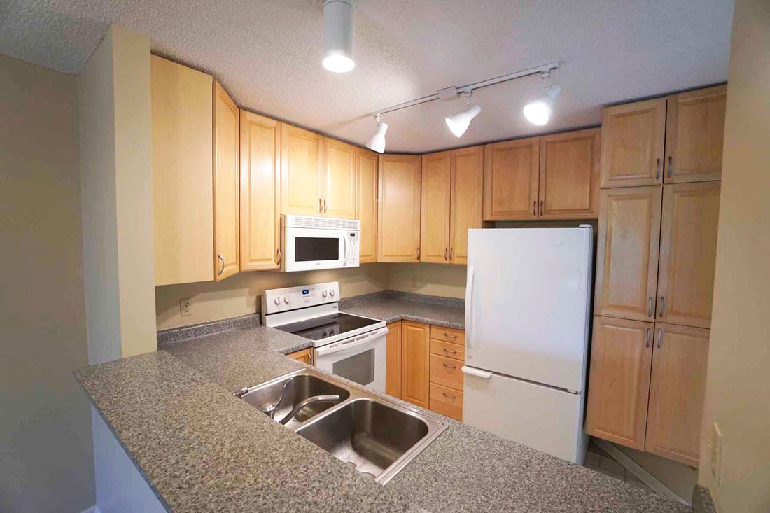 7602 York - Edinborough Apartments photo